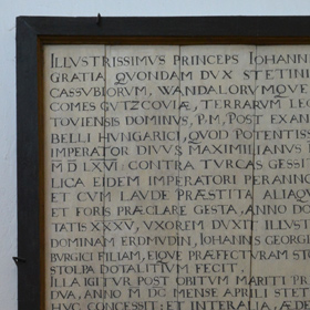 drewniana tablica w kościele Św. Jacka poświęcona działalności fundacyjnej księżnej Erdmuty, żony Jana Fryderyka Mocnego