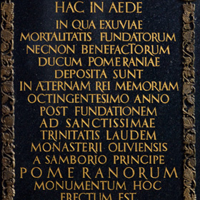 tablica pamiątkowa poświęcona książętom wschodniopomorskim w archikatedrze w Gdańsku-Oliwie