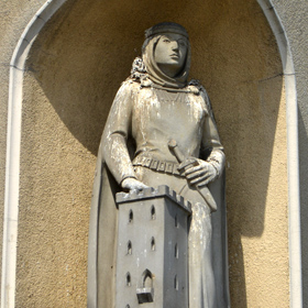 figura księżnej Konstancji w niszy kamienicy na rynku staromiejskim