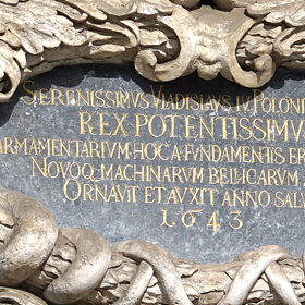 zwieńczenie portalu z tablicą fundacyjną z roku 1643