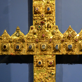 krzyż wykonany z diademów książęcych