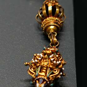 fragment łańcucha wyjętego z grobu królowej Konstancji Habsburżanki