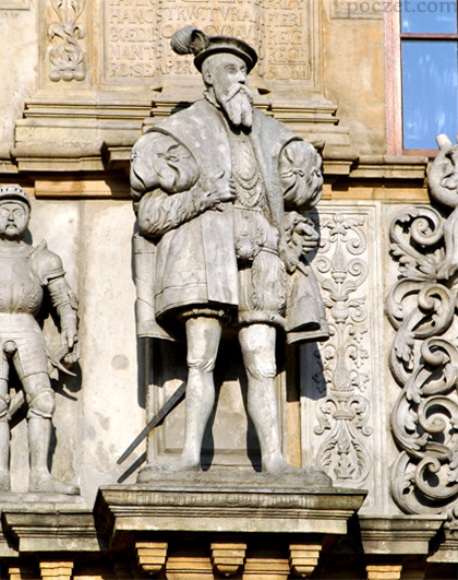 Jerzy II Wspaniały - figura na fasadzie bramy wjazdowej zamku w Brzegu